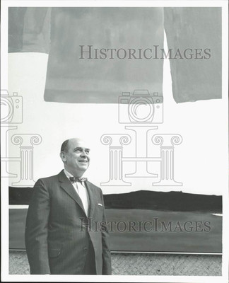 Press Photo Everson Museum director Max W. Sullivan with Frankenthaler painting-image