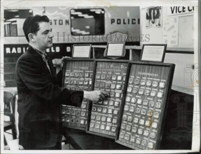 1965 Press Photo Detective James Sullivan shows examples of commonly used drugs-image