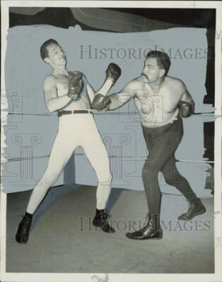 1955 Press Photo John L. Sullivan vs. James F. Corbett fight on CBS-TV.-image