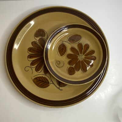 LA Mesa stoneware Daisy 10 1/2