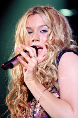 79947 Joss Stone Color Photo Singing in Concert Wall Print Poster US-image